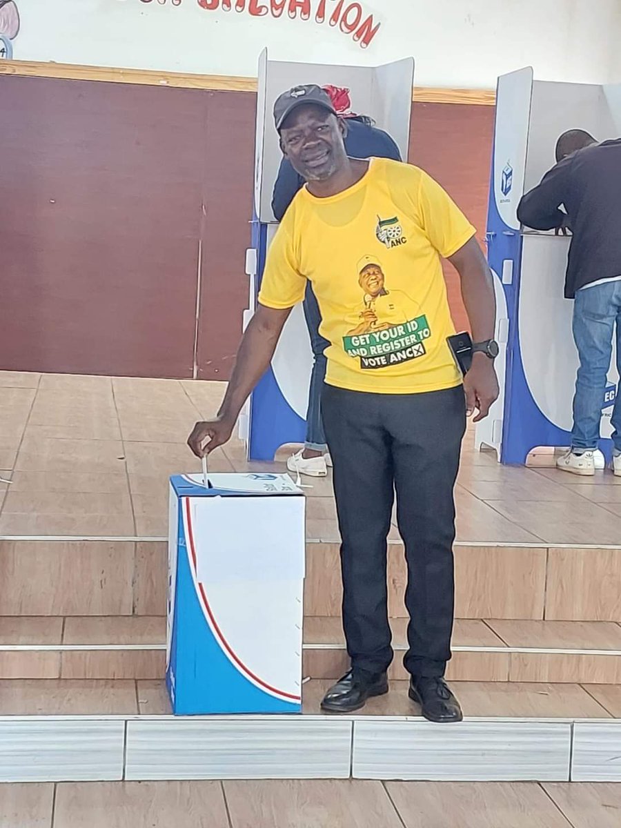 #SACP General Secretary , Comrade Solly Mapaila has cast his vote at New Brethren Apostolic Church, 3227 Yende Street, Thokoza, Gauteng.

#IVoteANC 
#LeadUsRamaphosa 
#VOTEANC29May2024 
#VOTEANC2024 
#LetsDoMoreTogether