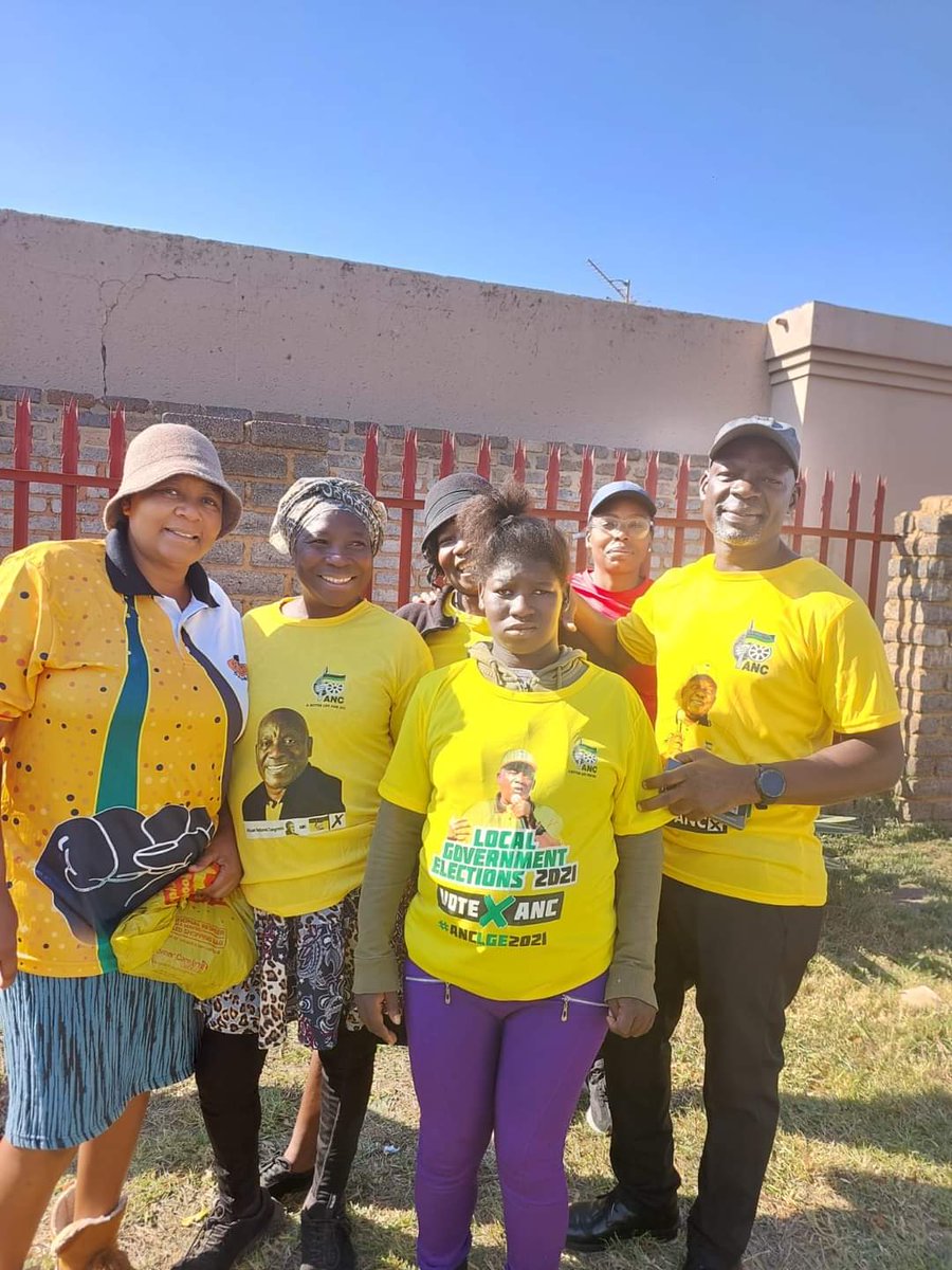 SACP1921's tweet photo. He also engaged in discussions with ANC members and supporters along with volunteers as they were in proceess of defending the gains of democracy and ensuring victory for the #ANC.
#IVoteANC
#LeadUsRamaphosa
#VOTEANC29May2024
#VOTEANC2024
#LetsDoMoreTogether https://t.co/JBROEqgoFd