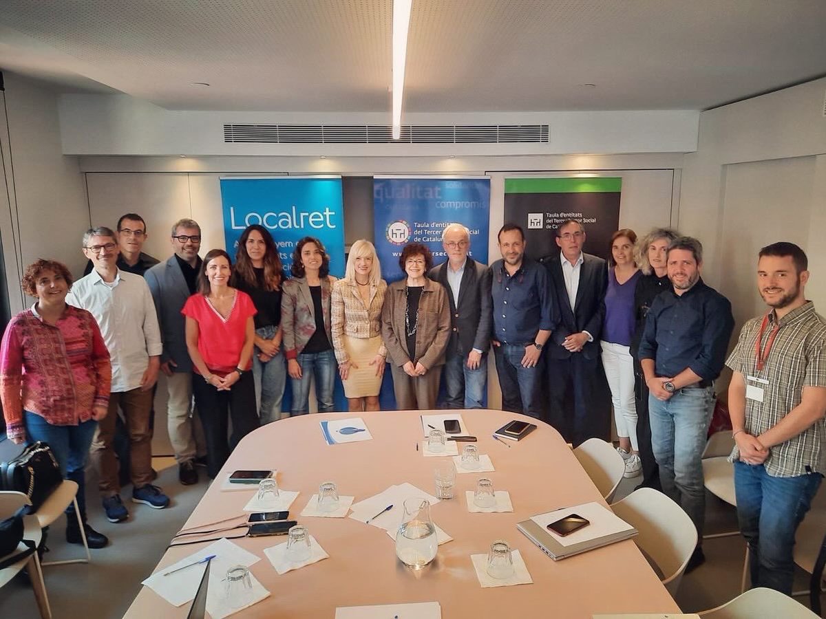 🤝 Signem un conveni entre @localret i la @Taula3sector per ajudar a combatre la bretxa digital i impulsar la innovació social. ✨Desenvoluparem projectes d'innovació social mitjançant les TIC i la IA. 👩‍💻Posarem les tecnologies al servei de la defensa dels drets socials, la