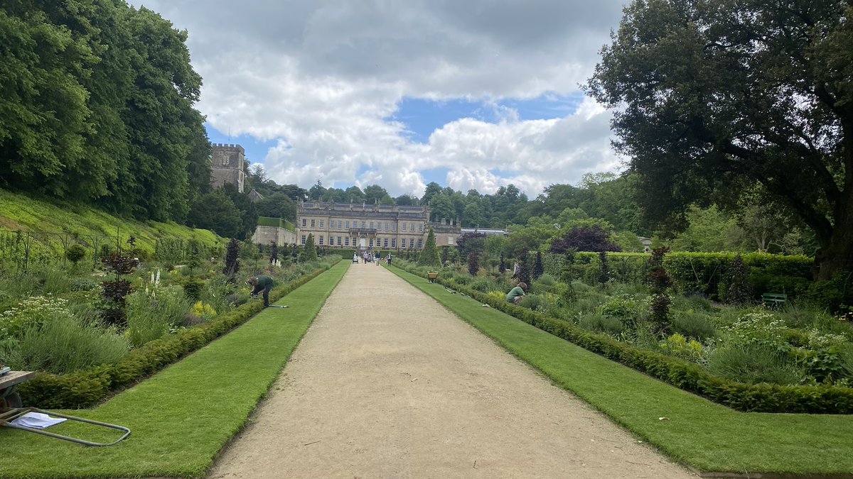 Glorious houses on this #CotswoldsWay this one is eye candy. …. Plus I’m sure it has coffee and cake🤔? Might be rude not to! @NTDyrhamPark @CotswoldWay