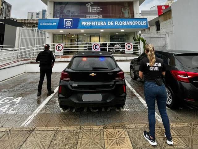 afranioboppre50's tweet photo. 🚨URGENTE! Ed Pereira, Secretário do governo Topázio afastado pela Justiça, acaba de ser preso nesta manhã na 2ª fase da Operação Presságio, que investiga corrupção em contrato entre a prefeitura de Florianópolis e empresa privada de coleta de lixo! https://t.co/i1yNWD04Qt