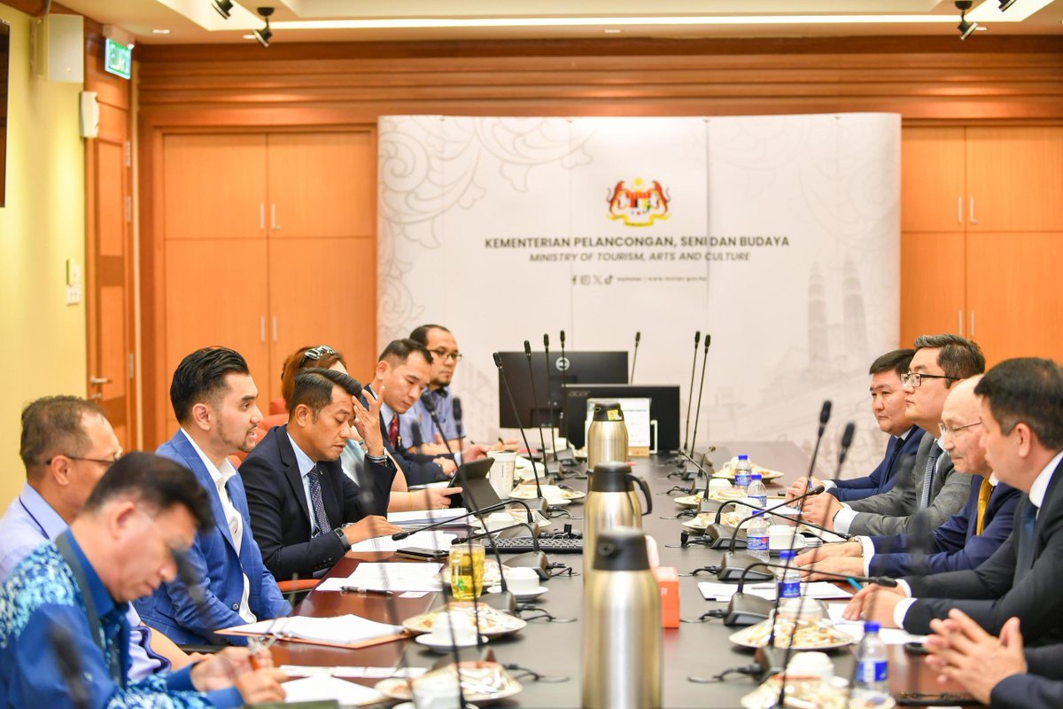 YB Deputy Minister received a courtesy visit from the delegation of the Kyrgyz Republic on 29th of May 2024.

Click link facebook.com/share/rGbhf8h8…

#MyMOTAC
#MalaysiaTrulyAsia
#MySeniBudaya
#MalaysiaMADANI