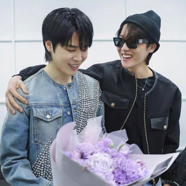 phanpimz's tweet photo. จีมินกับเจโฮปเป็นคู่พี่น้องที่ underrated มากๆ 😭 ในตอนที่ทุกคนต่างเลือกห้องเดี่ยวได้แล้วแต่ทั้งคู่กลับเลือกอยู่ด้วยกันอะ เขาคงสบายใจต่อกันคุยกันได้ทั้งเรื่องงานและเรื่องอื่น ตอนมีงานก็ตามไปซัพพอร์ตกันตลอด ยังประทับใจที่พี่โฮปทำซีดีให้จีมินจนทุกวันนี้เลย 💗

#JHOPE #JIMIN #JIHOPE https://t.co/IUyXn0wXic