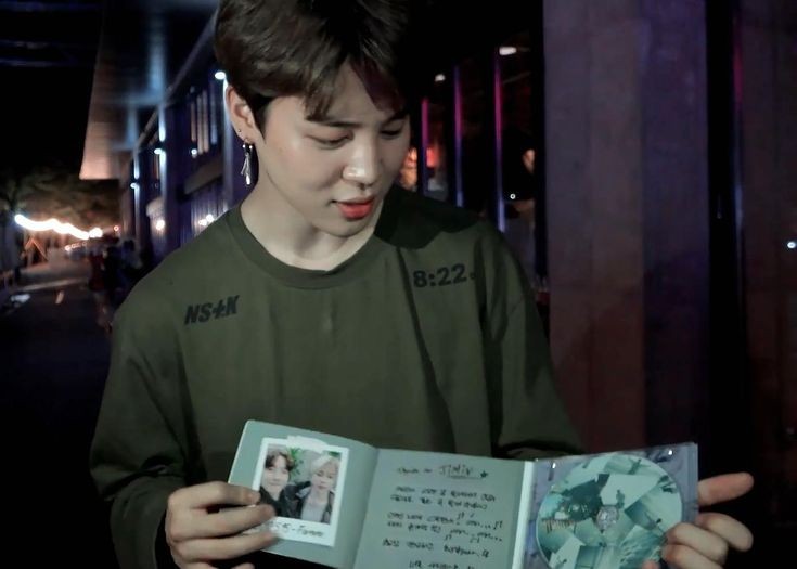 จีมินกับเจโฮปเป็นคู่พี่น้องที่ underrated มากๆ 😭 ในตอนที่ทุกคนต่างเลือกห้องเดี่ยวได้แล้วแต่ทั้งคู่กลับเลือกอยู่ด้วยกันอะ เขาคงสบายใจต่อกันคุยกันได้ทั้งเรื่องงานและเรื่องอื่น ตอนมีงานก็ตามไปซัพพอร์ตกันตลอด ยังประทับใจที่พี่โฮปทำซีดีให้จีมินจนทุกวันนี้เลย 💗

#JHOPE #JIMIN #JIHOPE