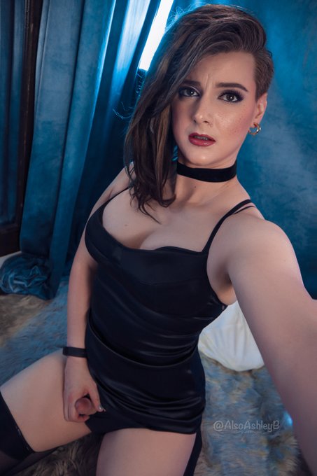 1 pic. Reminder that plenty of pics like this of me exist, if you go to the right place ? https://t.co/3YXxgvofCx