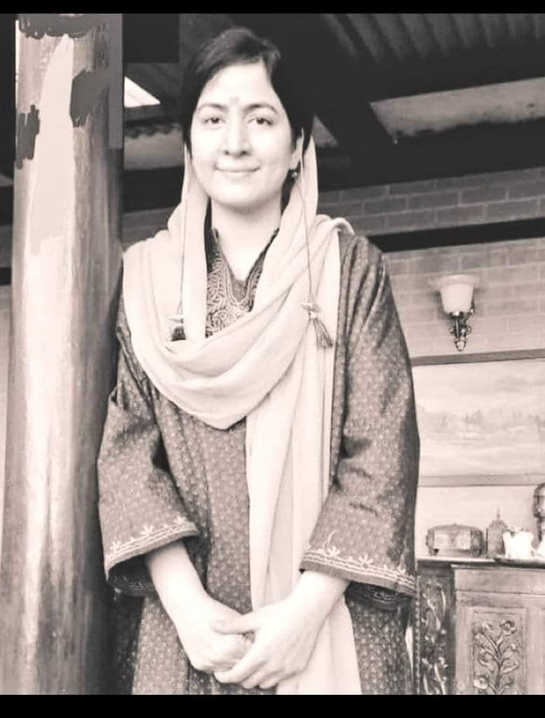 किसी स्त्री का बलात्कार करने के उपरांत आरा मशीन से उसे दो भागों में चीर देने की किसी घटना के बारे में आपने सुना है? और दो भाग भी ऐसे कि उसके गुप्तांग से आरी चलाते हुए दोनों वक्ष स्थलों को दो भाग में करते हुए माथे को दो भाग में चीर देना।

सुना है आपने उस स्त्री का नाम था गिरिजा