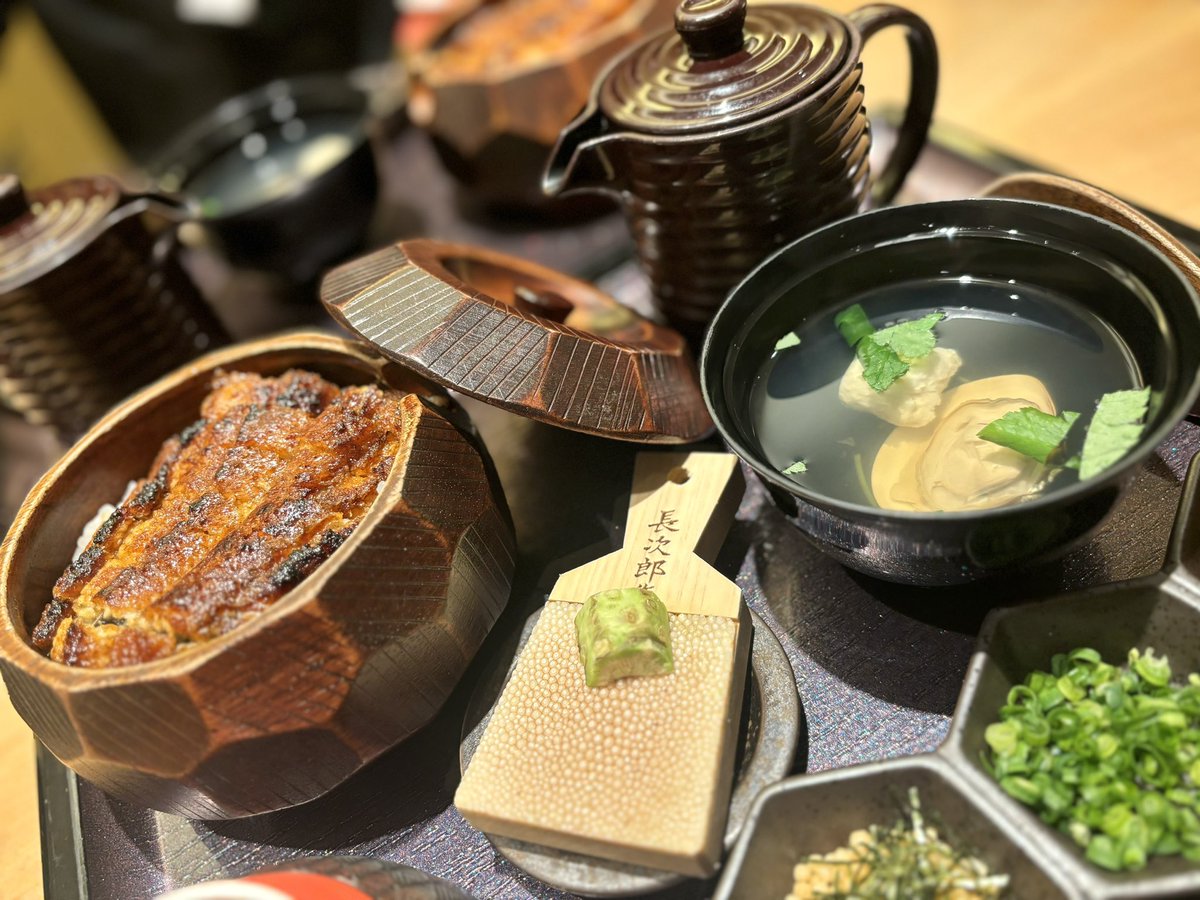 n0ring0's tweet photo. 今回も朝、昼、夜ごはんと堪能。
朝は #KANNONCAFE で生ドーナツ☕️
お昼は #むなぎ でひつまぶし。
夜は #山本屋本店 で味噌煮込みうどん。
ただいま新幹線でお水がぶ飲み中🤣
めっちゃ喉乾いてる… https://t.co/ak5QYkFw8d
