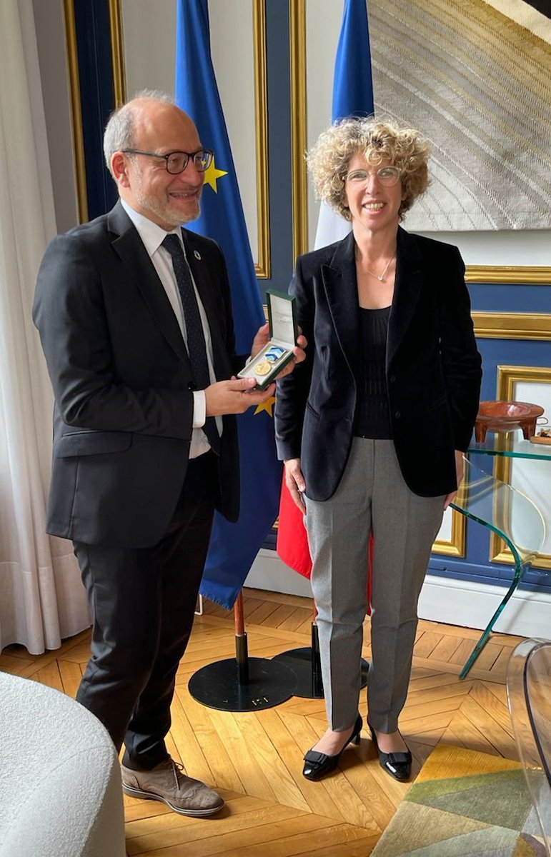 Outremers360 (@outremers360) on Twitter photo Au <a href="/outremer_gouv/">Ministère des Outre-mer</a> <a href="/RiouxRemy/">Rémy Rioux</a> décoré de la médaille d'or de l'engagement ultramarin par la ministre <a href="/mguevenoux/">Marie Guévenoux</a>
Engagement sur les 3 Océans des #Outremer Au <a href="/outremer_gouv/">Ministère des Outre-mer</a> <a href="/RiouxRemy/">Rémy Rioux</a> décoré de la médaille d'or de l'engagement ultramarin par la ministre <a href="/mguevenoux/">Marie Guévenoux</a>
Engagement sur les 3 Océans des #Outremer