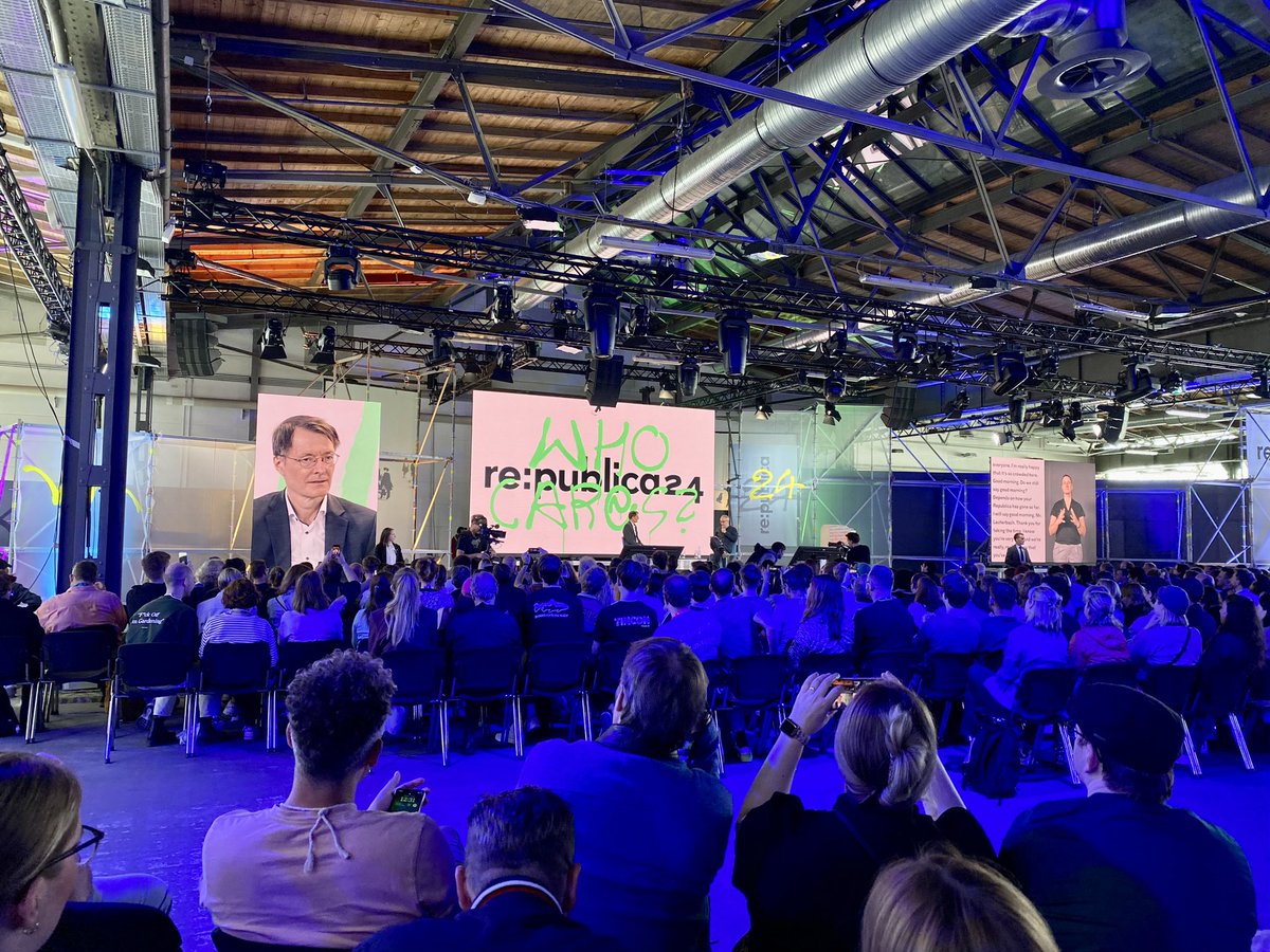 Wie geht’s uns denn heute? Mit <a href="/Karl_Lauterbach/">Prof. Karl Lauterbach</a> - noch hier unterwegs 👍🏼-  <a href="/republica/">re:publica</a> Nach Frage d  Legalisierung von Cannabis gleich die nach Abschaffung §218. Thema darf nicht zur Parteiprofilierung genutzt werden, aber gehört endlich mal umgesetzt. #rp24 cc <a href="/schwarzblond/">Laura Sophie Dornheim</a>