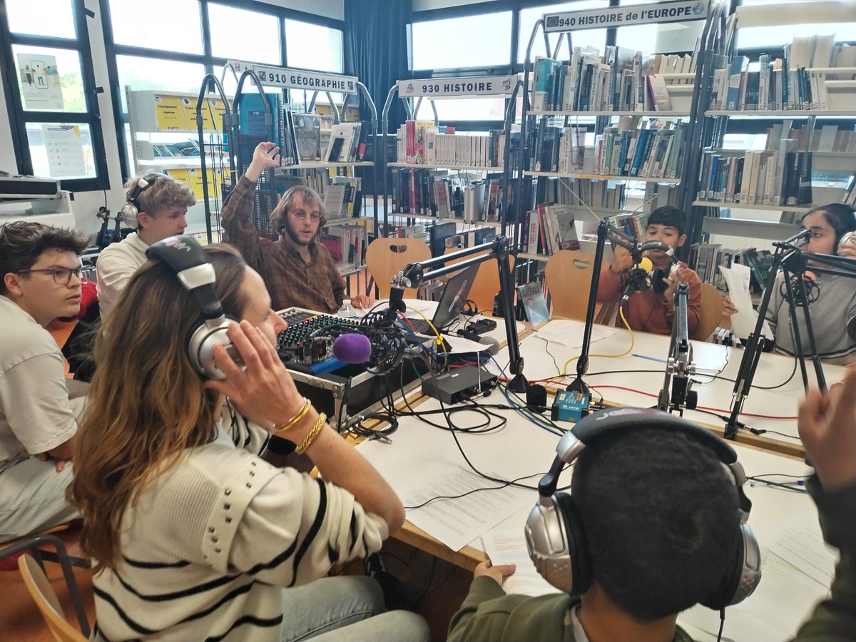Émissions des Dominos et Cerfs-volants sur Radio Bloch <a href="/valdereuil_info/">Val-de-Reuil</a> hier 14 à 15h avec interview Émilie Schiffmacher cpd EPS sur sport scolaire et handicap. Merci lycéens M. Bloch et Zones d'ondes pour  moment partagé d'EMI en pratique <a href="/ClemiNormandie/">EMI_Normandie</a> <a href="/dsden27/">DSDEN27</a> <a href="/Apprenante27/">Circonscription apprenante - Val-de-Reuil (27)</a>