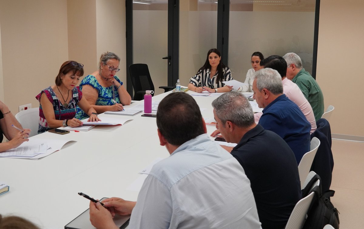 🌅🌄 La diputada de #Turismo y presidenta Agencia #DestinoHuelva, Ana Delgado, preside Comisión #DestinoTurísticoInteligente (DTI) integrada por destinos incluidos en Red  DTI, junto a delegación @TurismoAND, asociaciones empresariales, sindicatos, @UniHuelva y @camaradehuelva