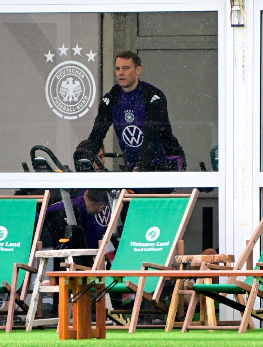 📸🇩🇪 Manuel Neuer working indoors today after recovering from illness