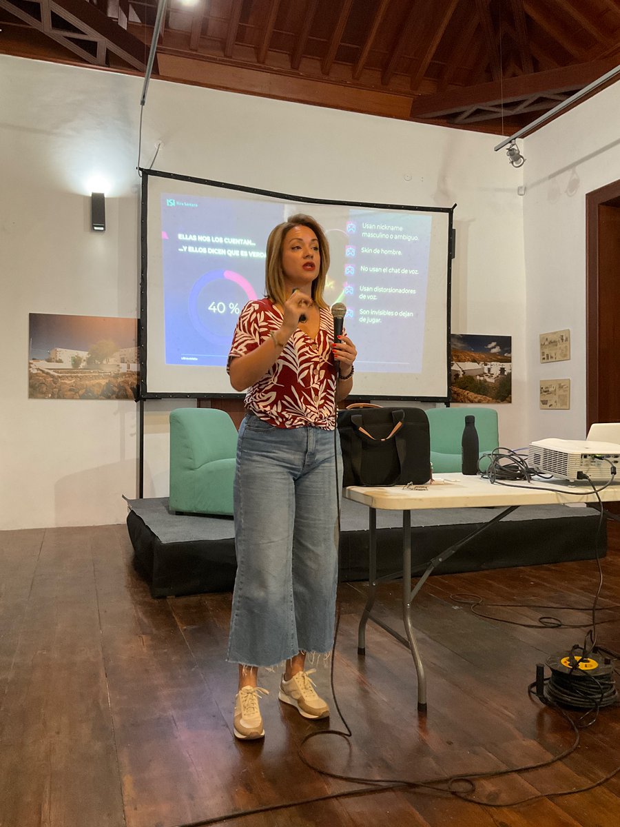 “En los videojuegos la mitad de jugadoras son mujeres, pero no se ven porque usan niknames y avatares masculinos y hasta distorsionadores de voz” 

Escuchando a @NiraSantana1 en ‘Jugando en verde’ la sección de videojuegos de <a href="/FICMECanarias/">FICMEC</a> que coordinamos desde <a href="/ArsGames/">ARSGAMES</a>