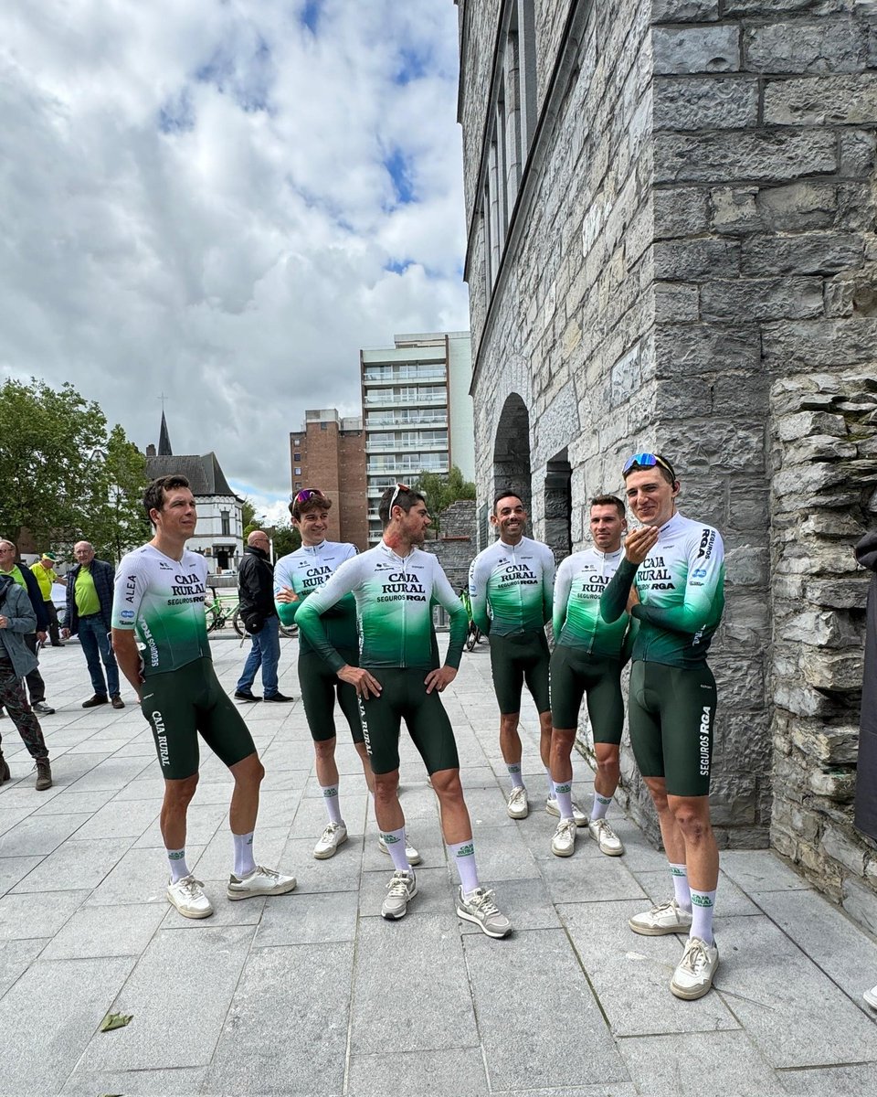 🇧🇪 #CircuitFrancoBelge Momento pose en Tournai en el comienzo de una clásica tan imprevisible como entretenida en su tramo final, con participación este año de Caja Rural-Seguros RGA. #SúmateAlVerde 💚