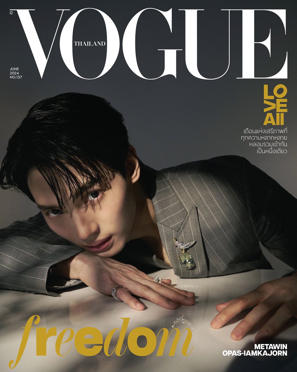 GMMTV's tweet photo. พบกับ ‘วิน เมธวิน’ บนปก Vogue Thailand #VogueThailandJune2024 ต้อนรับทุกคนสู่เดือนแห่งเสรีภาพ ที่ทุกความหลากหลายหลอมรวมเข้ากันเป็นหนึ่งเดียว กับคัฟเวอร์เกิร์ลและคัฟเวอร์บอยถึง 2 ปก ประเดิมปกแรกด้วย 'วิน-เมธวิน โอภาสเอี่ยมขจร' @winmetawin
กับครั้งแรกบนปกโว้กประเทศไทย ในฐานะของแบรนด์แอมบาสเดอร์ฝ่ายชายแห่ง
Tiffany & Co. @tiffanyandco ที่มาพร้อมกับจิวเวลรีชิ้นไอคอนิกอย่างเข็มกลัด
Bird on a Rock สัญลักษณ์แห่งความสุข ความอิสระ และความเป็นไปได้ พร้อม
วางแผงทั่วประเทศเร็วๆ นี้ #VogueTHxWin ฝากติดตามกันด้วยนะคะ

#GMMTV