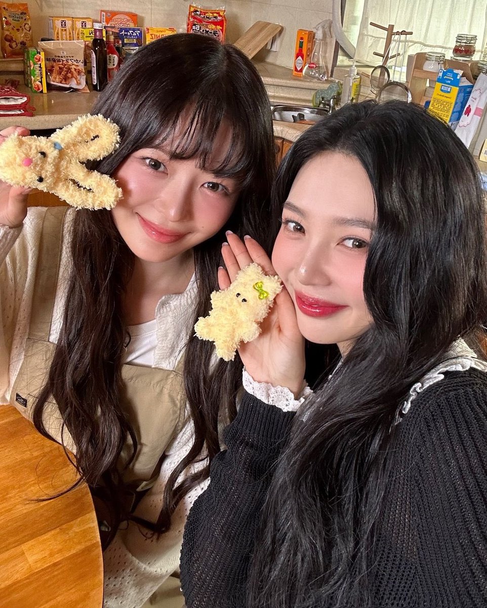 picsnaoirei's tweet photo. mother and daughter 👩🏻 👧🏻💛 https://t.co/8azHiZHGwP