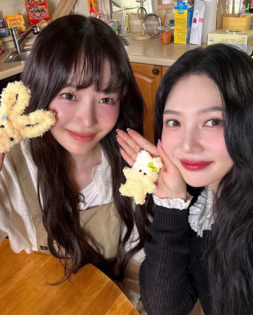 picsnaoirei's tweet photo. mother and daughter 👩🏻 👧🏻💛 https://t.co/8azHiZHGwP