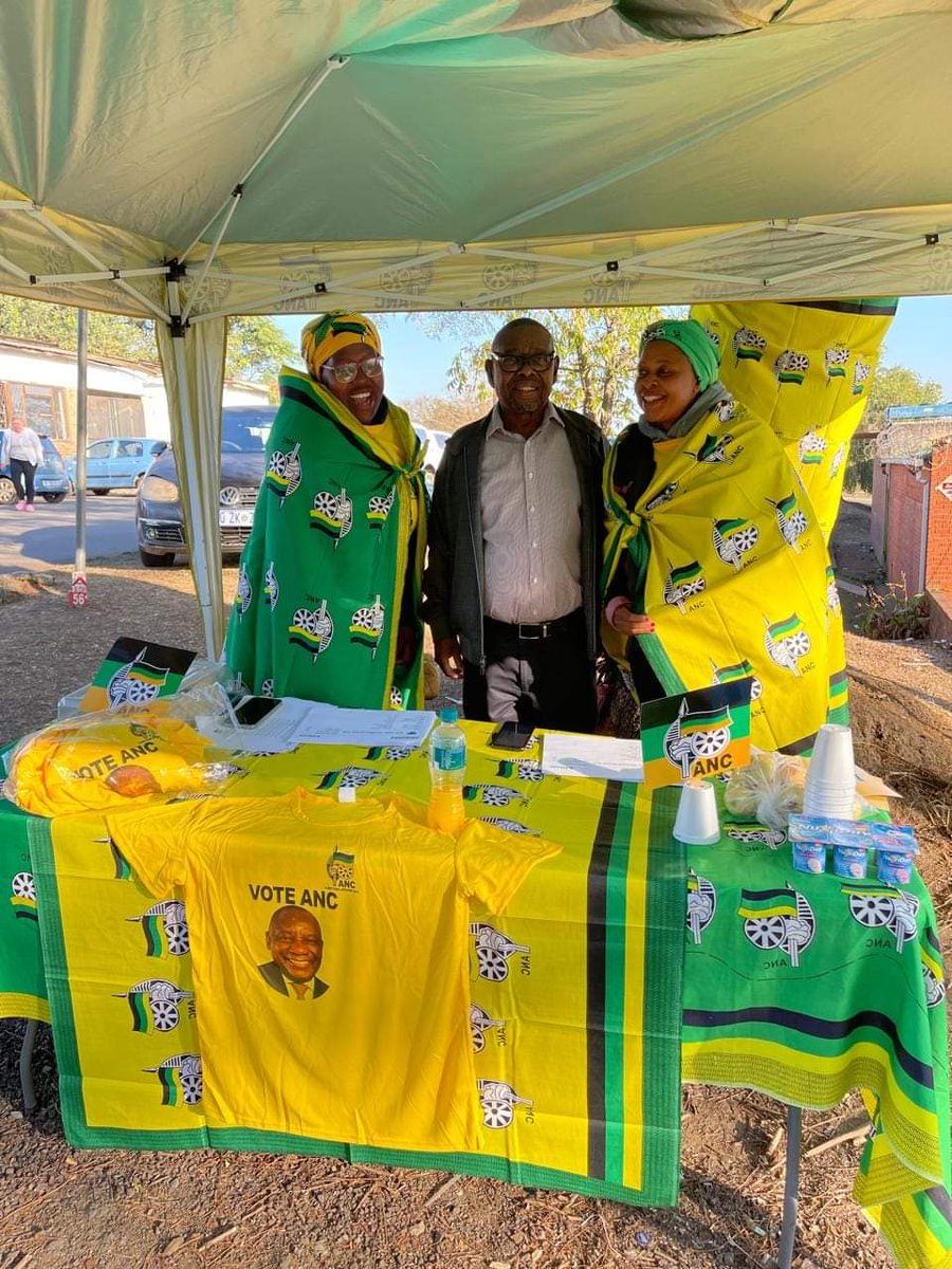 SACP1921's tweet photo. Prof. Nzimande was welcomed by some of the local ANC leadership and also had an opportunity to inspect the ANC stall and interact with voters and IEC officials.The process went fairly smoothly.
#IVoteANC
#VOTEANC29May2024
#VoteANC
#VOTEANC2024
#LetsDoMoreTogether https://t.co/943ipDnDLR