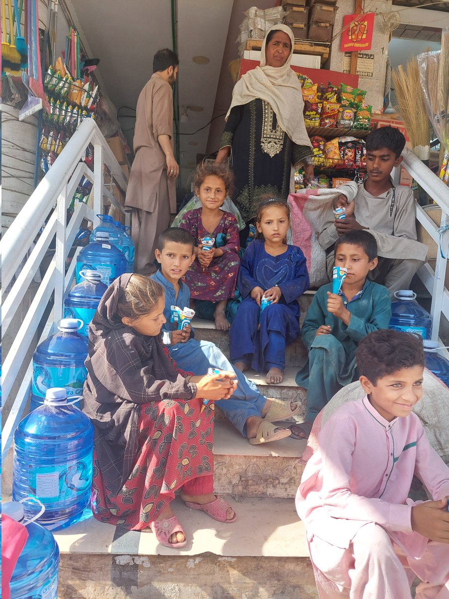 Arzookazmi30's tweet image. Life is beautiful 😍 
#Ice_cream party with #StreetChildren 🍧🍨🍨🍨
#MyReligionIsHumanity 
#Happy Summer 💃🏻💃🏻🥳🥳🍧🍧