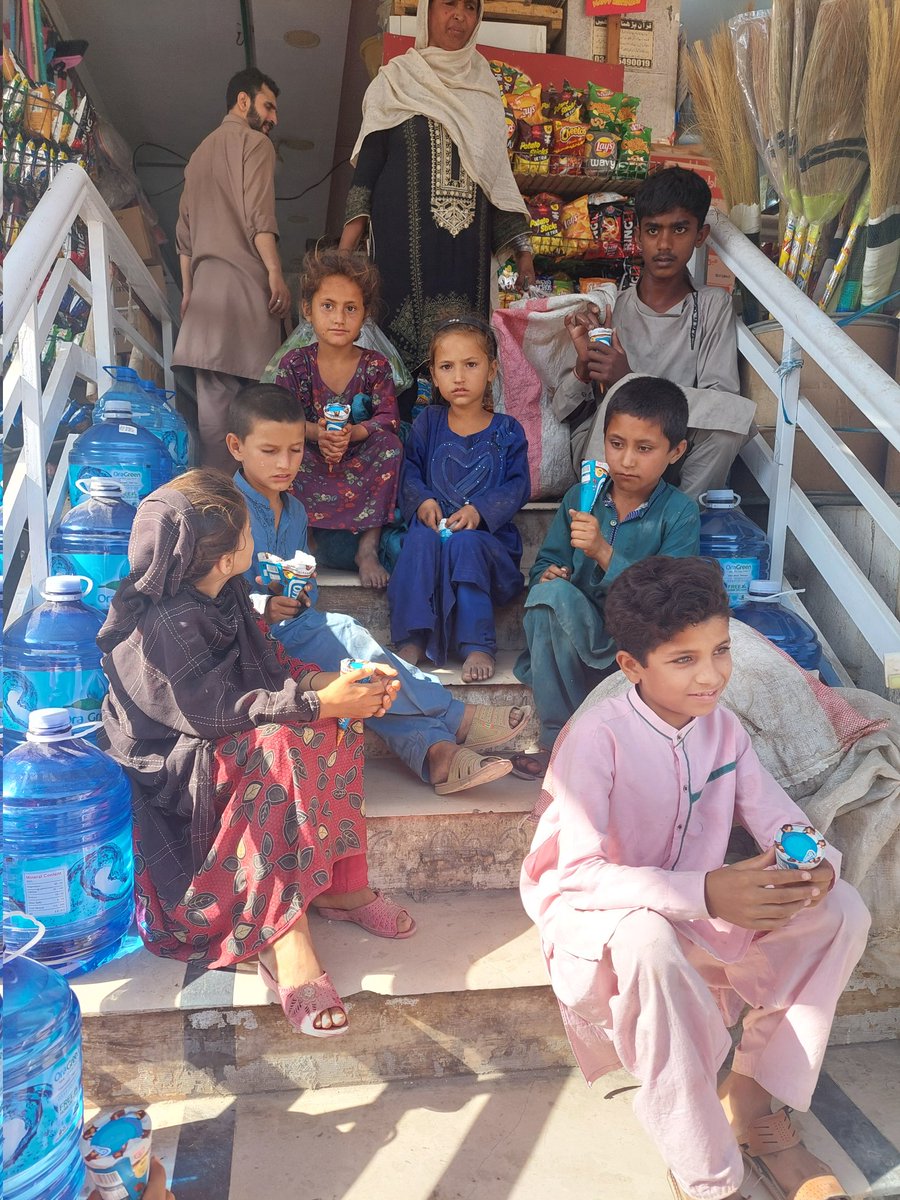 Arzookazmi30's tweet image. Life is beautiful 😍 
#Ice_cream party with #StreetChildren 🍧🍨🍨🍨
#MyReligionIsHumanity 
#Happy Summer 💃🏻💃🏻🥳🥳🍧🍧