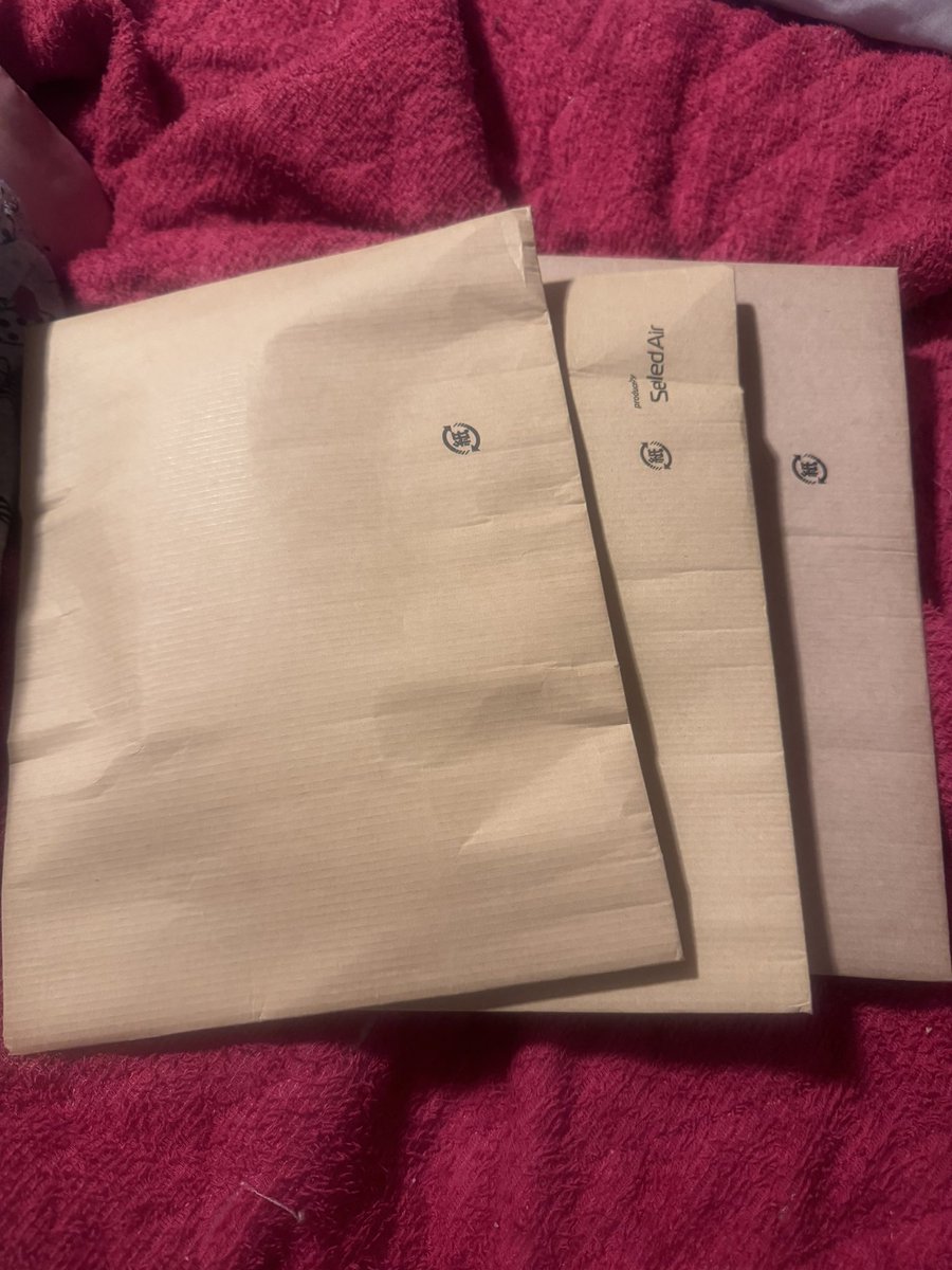 Akikitty_darts's tweet image. Amazonいい加減にしろよ‼️

誰が郵便受けに突っ込めってお願いした？
ガスメーターBOXに置配だろ⁉️
ムリに突っ込んで他の郵便物くしゃくしゃだよ💢
当日配送とか？翌日配達とか？
まともな配達が出来る様になってからコイツ(写真1)よこせや💢
2度目だからな‼️次は返品で取りに来させる‼️
#AmazonJP