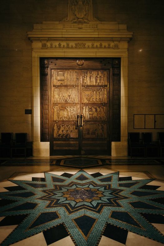 The great bronze doors, designed by #Freemason Walter Gilbert, are  illustrated with reliefs depicting the life of #KingSolomon 👀 Each door was cast as a single piece,  weighing  a staggering one and a quarter tons! ⏩🔗ugle.org.uk/freemasons-hal… 📸kudokenji.com