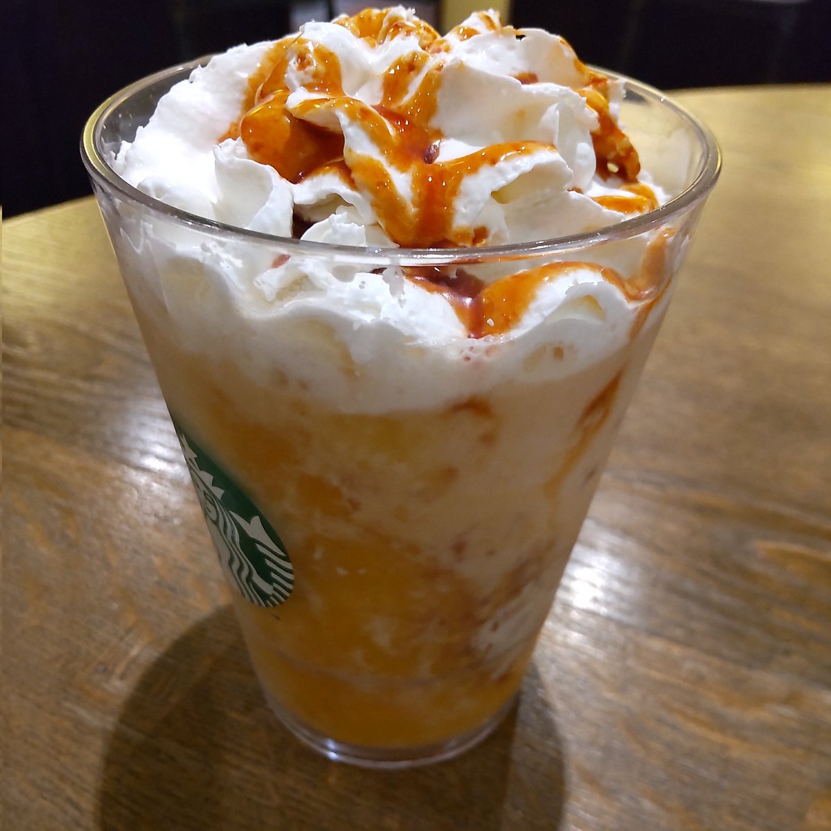 penteko's tweet photo. バナナフラペチーノ。キャラメルソースにアーモンドミルク。アーモンドも入ってて香ばしく。
#スタバ https://t.co/bv6arqI6bY