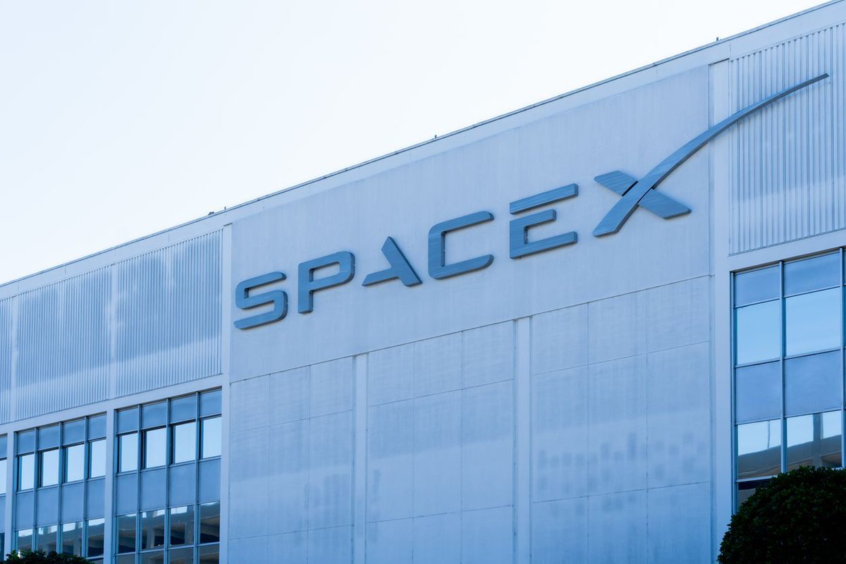 SpaceX, nello spazio con una valutazione di 200 miliardi di dollari. SpaceX è una società privata, quindi l’offerta permetterebbe a investitori e dipendenti di vendere azioni, secondo un rapporto di Bloomberg. #spacex #musk #space #valutazione #millionaire