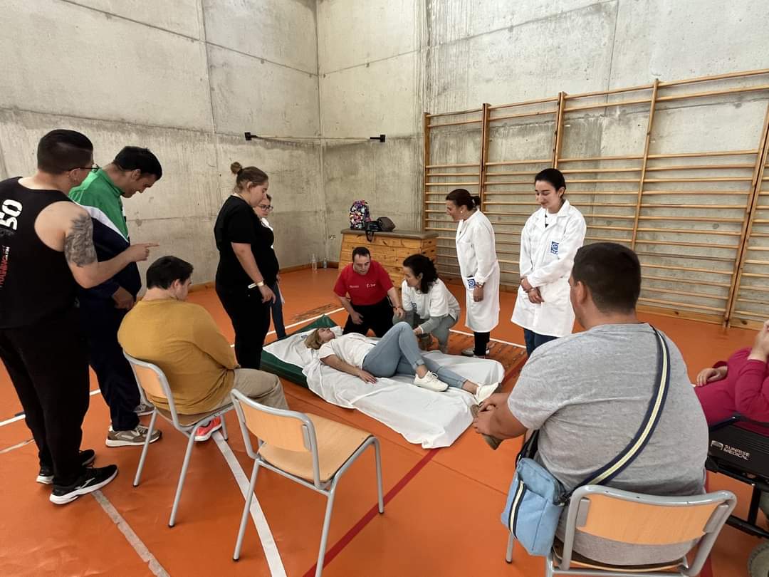 SAFAAlcala's tweet photo. #ACTIVIDADCOMPLEMENTARIA #EnFPSAFA
👇👇👇
➡️ El viernes pasado, los usuarios del #CentroOcupacional #LosAmigos acudieron a SAFA para tener una jornada de convivencia ❤️❤️❤️
➡️ Primero visitaron el taller de enfermería y el alumnado CAE les realizó un taller de primeros auxilios https://t.co/omC4GOtEG7