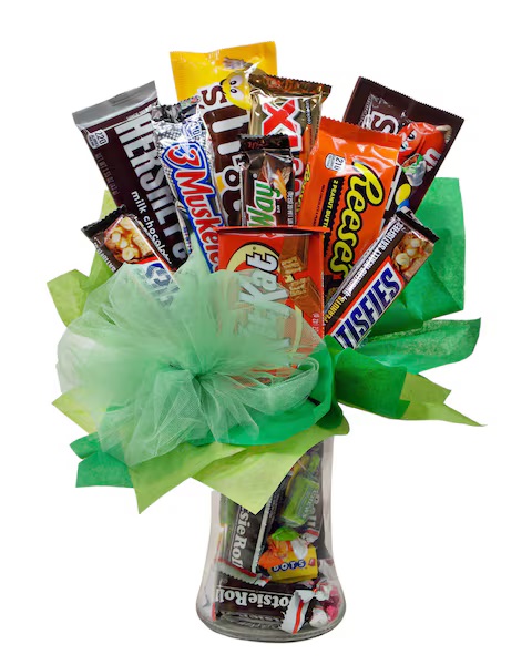 Celebrate with an arrangement of sweet, chocolate candy bars! This fun design features full-size candy bars in a glass vase that's filled with more sweet treats.😍

🍬🍫Order Sweet Tooth Candy Bouquet at StevesFlowers.com.
#SweetBouquets #SweetTreats #StevesFlowers #Flowers