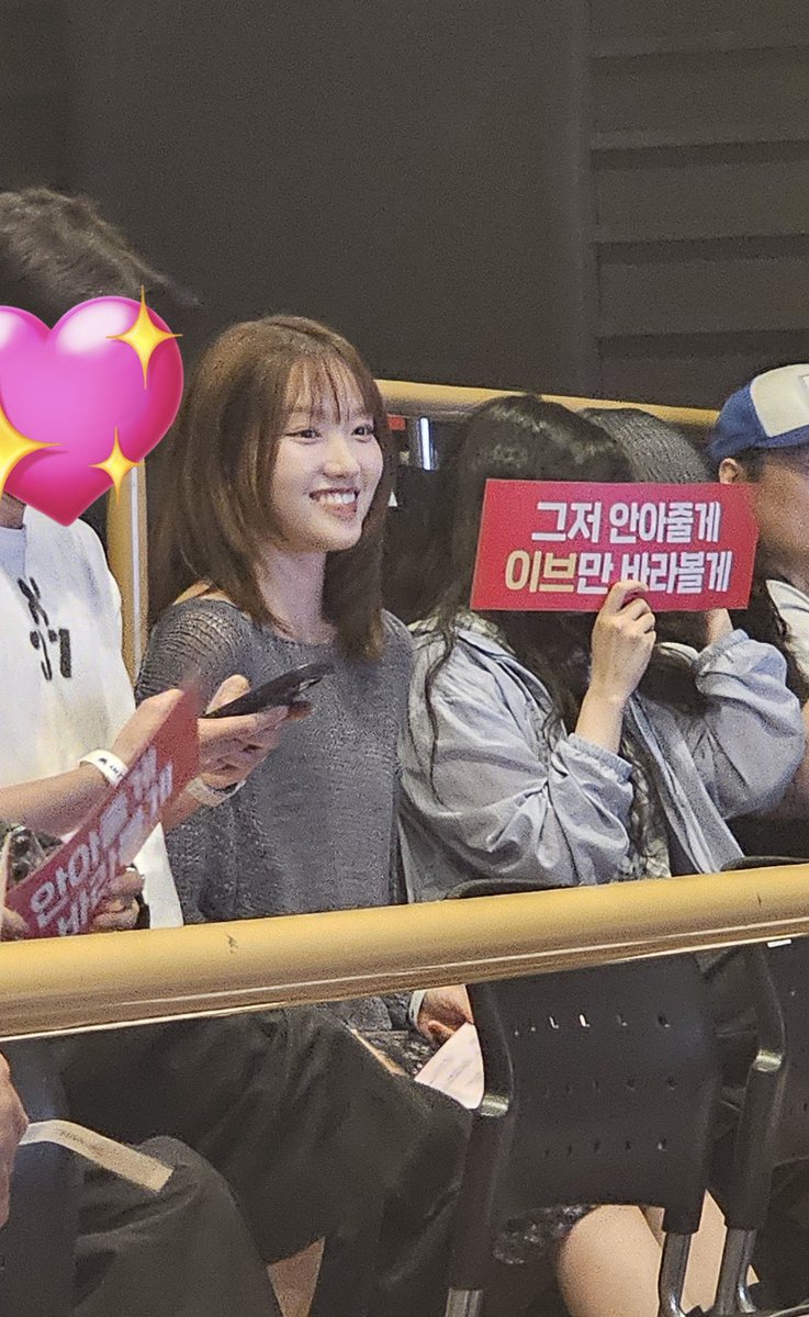 yvepics's tweet photo. chuu and gowon arriving at yvesβs showcase !! https://t.co/Lx1Zz8I0RC