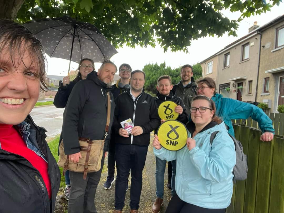 A bit of rain won't dampen our efforts in Mastrick for @KirstySNP !! Great to be out on the doors speaking to folk #VoteSNP #ActiveSNP