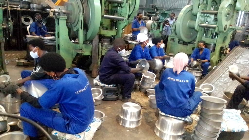 rwandastandards's tweet photo. Ubukangurambaga ku guteza imbere ihame ry'uburinganire n'ubuziranenge burakomeje : Uruganda 7 Hills muri @Muhangadis rutunganya amasafuriya n'ibindi bikoresho barakataje mu guharanira ko abagabo n'abagore, abasore n'abakobwa bagira uruhare rungana mu kugera ku ntego zabo. #RwOX https://t.co/BCQhXMX6Fj