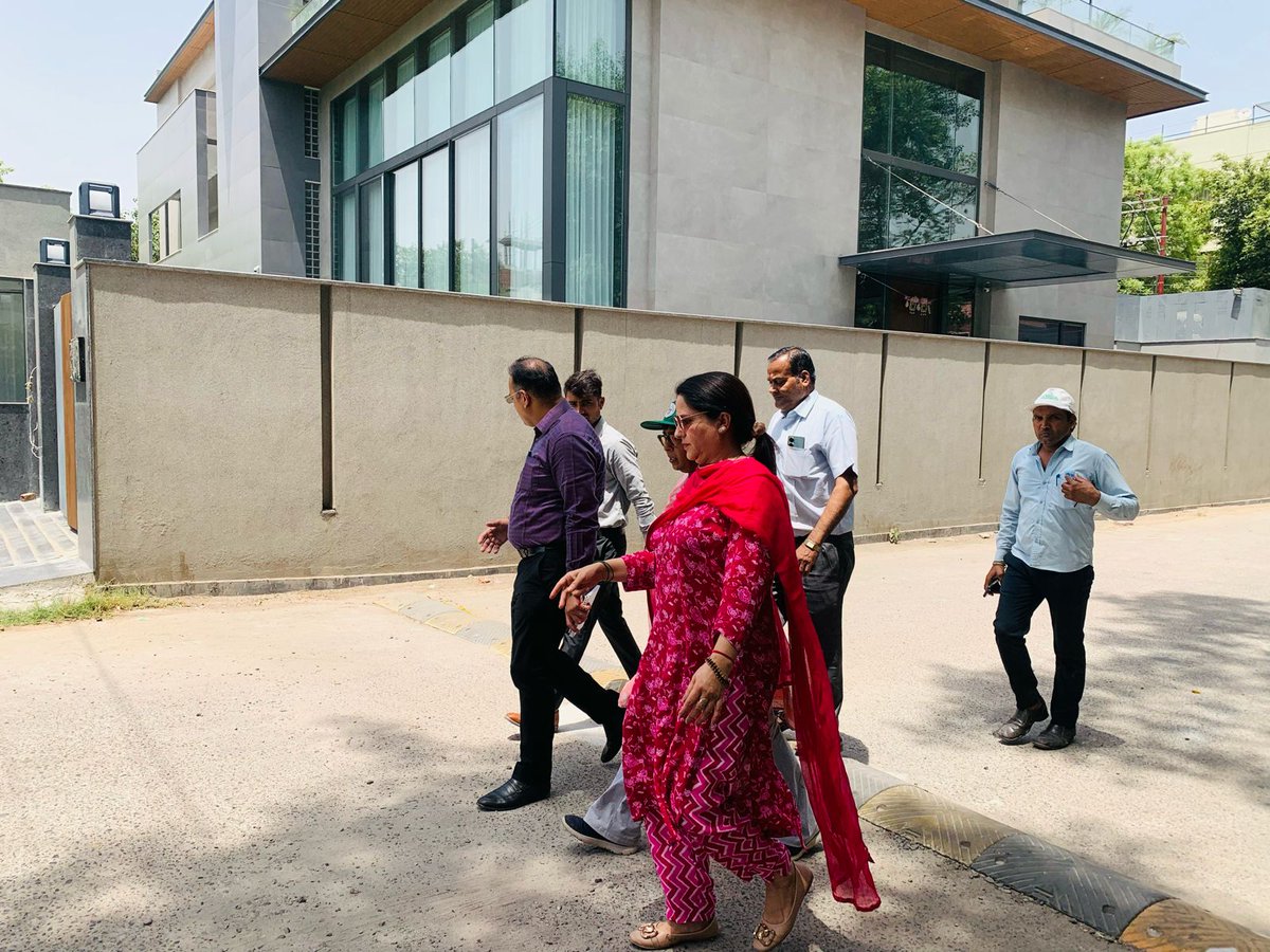 आज जन स्वास्थ्य विभाग के अधिकारियों द्वारा नौएडा परिक्षेत्र स्थित सैक्टर  36, 99 एवं 100 का निरीक्षण किया।
इस दौरान RWA के सदस्य भी उपस्थित रहे।
#NoidaAuthority
#NoidaUpdates 
#CleanNoidaGreanNoida