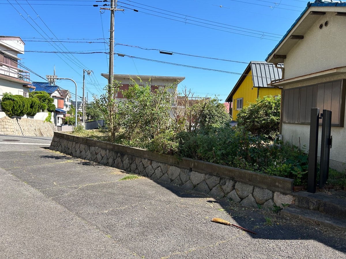 5月29日本日のともぞうワークは

神戸市須磨区　空き家の庭木再生🌳
三田市　　　　現地調査👓
神戸市北区　　現地調査🧐

なかなかの現場だったので3名で対応しました😁2日間作業‼️お隣さんからのクレームだったのでお隣さんにも確認頂き、オッケー👌でした