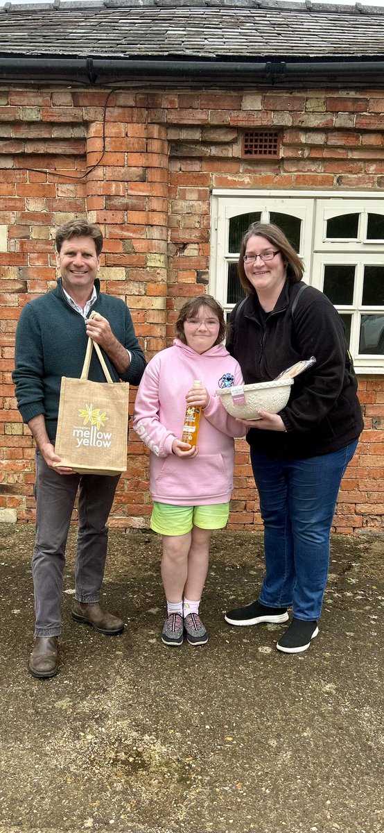 Delighted to meet Helen and her daughter Sapphire yesterday. Winners of our MellowYellow and Mason Cash competition. Congratulations from us all at #MellowYellowKitchen
#BakingLove #GiveawayWinners #MasonCashUK 

Can’t wait to see what you bake up! Happy baking 🍰🧁🥮