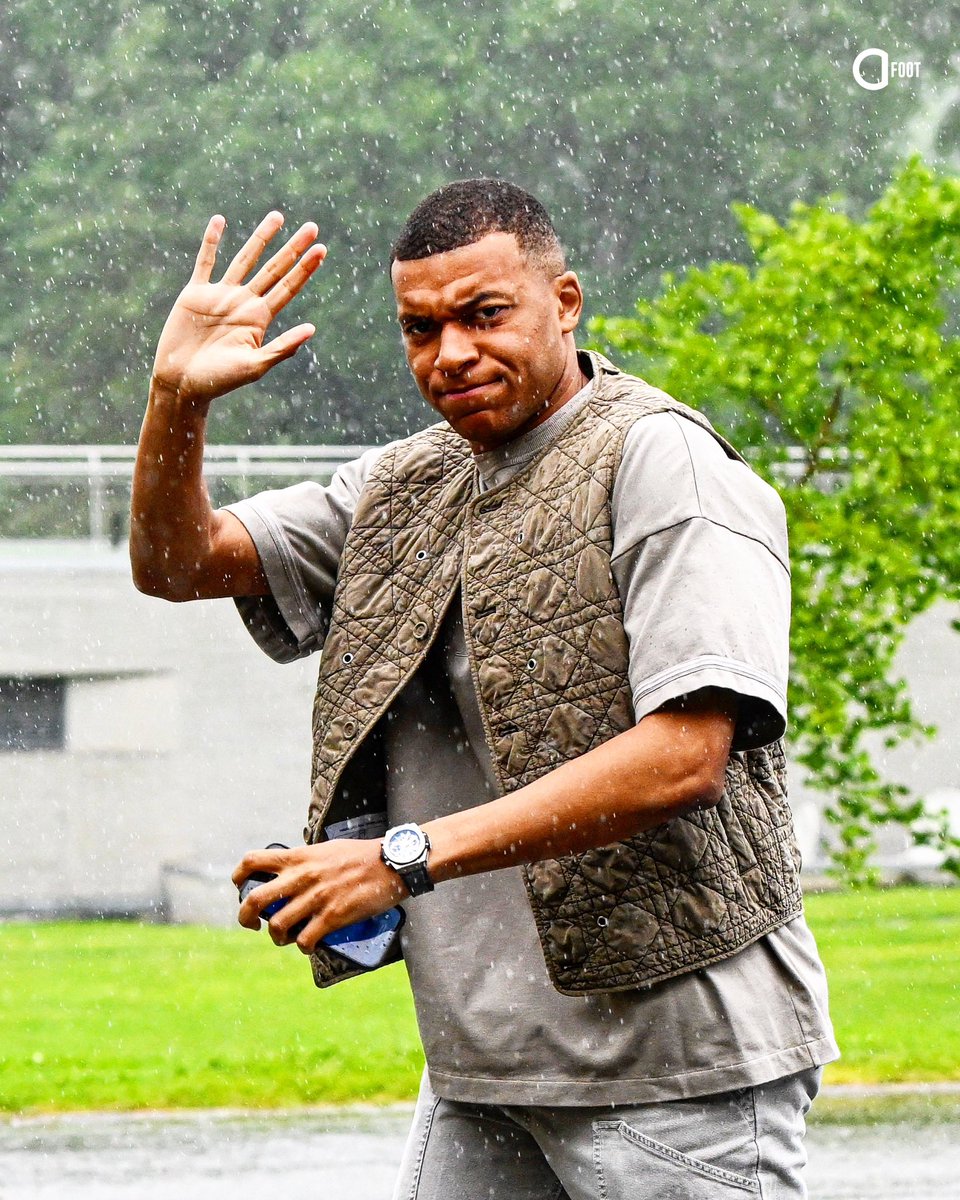 Kylian Mbappé est arrivé à Clairefontaine. 👋🇫🇷