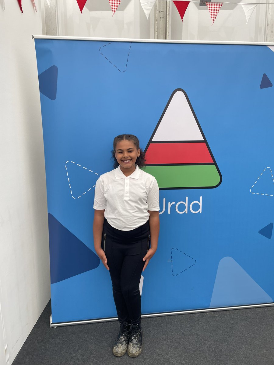 Aiyana just before her performance @EisteddfodUrdd in Meifod this morning. She was fantastic! @CSCSiarterIaith @CSC_Cymraeg @urddmg @WelshLearners @YGeirfan