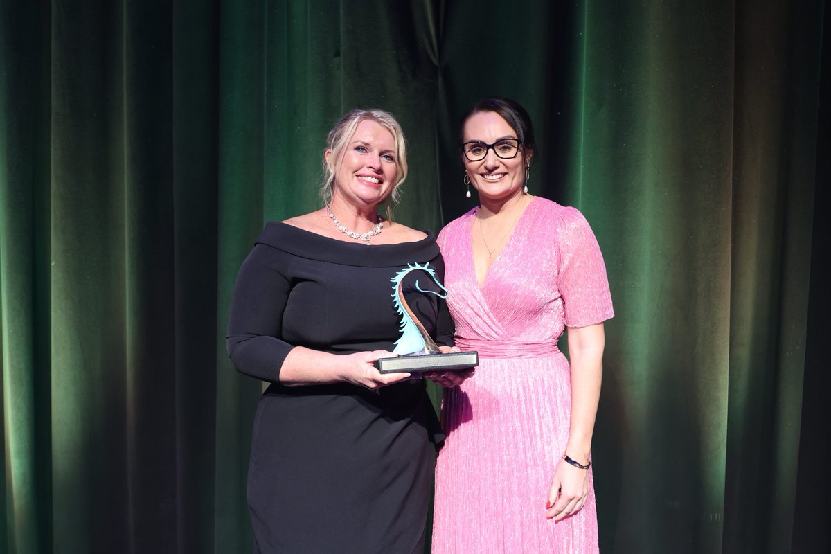 🇦🇺 Nicole Mutimer of the Northern Territory Institute of Equestrian Sport receives the Thoroughbred Care and Welfare Award from Kim Duffy of Queensland Off-The-Track.

#SSSA24