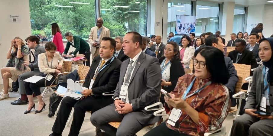 🇨🇺 Sobre retos que tiene ante sí la vacunación, uno de los pilares esenciales de la #Salud Pública moderna, compartimos este miércoles, en el marco de la #77WHA, con integrantes de la Alianza @gavi, creada en 2 000 buscando mejorar el acceso a vacunas en los países en desarrollo.