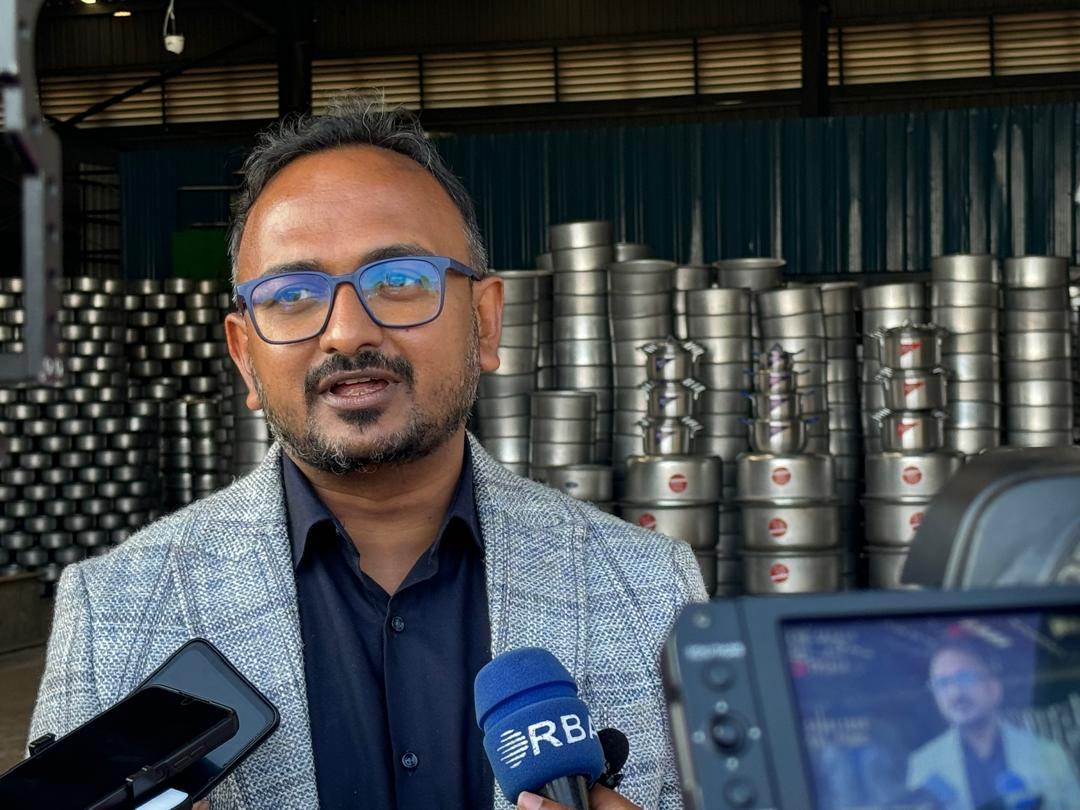 rwandastandards's tweet photo. "Iyo uburinganire bwitaweho mu mirimo yo mu ruganda, akazi karushaho koroha no kwihuta kandi umusaruro ukaboneka. Turi abahamya kandi twabonyemo amahirwe akomeye mu kuzuzanya mu kazi no kubaha uburenganzira bwa buri wese" Abakozi ba 7 Hills. #RwOX https://t.co/BUd6G0XgeK