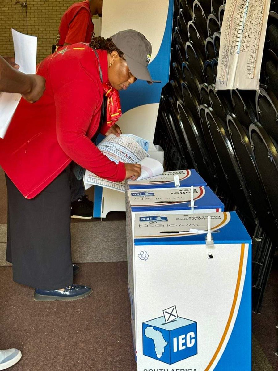 SACP1921's tweet photo. #SACP National Treasure , Comrade Joyce Moloi-Moropa cast her vote today; 29 May 2024, at Word Praise Christian Centre International, Gauteng.
She proudly voted for the ANC in all ballots.
#IVoteANC
#LeadUsRamaphosa
#VOTEANC29May2024
#VOTEANC2024
#LetsDoMoreTogether https://t.co/WoYihoQa2a
