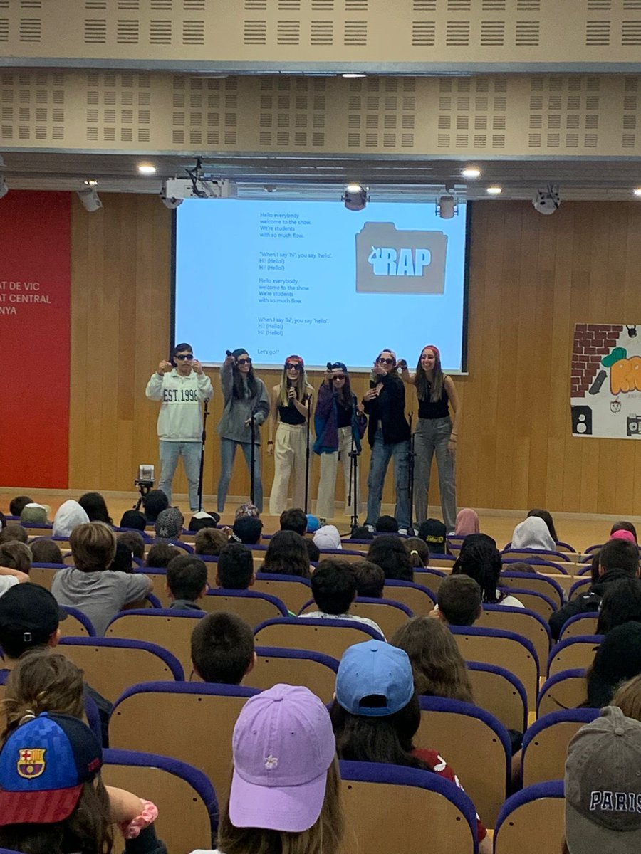 Núria Medina @grupGlossa, l'alumnat de la @UVic_FETEP i el de primària de Guillem de Mont-rodon, @LesPinediques, La Farigola i @Era de Dalt organitzen la 7a edició de l'English Rap Show.
@uvic_ucc @UDivulga @educaciocat @llenguacatalana @PLCOrigen @GreipResearch @UVic_CRED