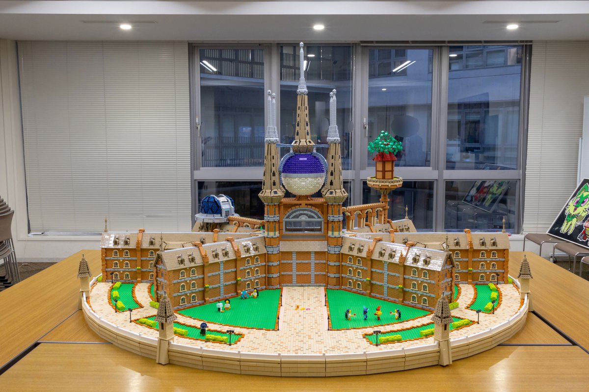 UTLC2007's tweet image. 「株式会社ポケモン」さんのご依頼で『ポケットモンスター スカーレット』に登場する学園「オレンジアカデミー」をレゴで制作しました！
設計に3ヶ月と組み立てに7日間をかけて、アカデミーの広大さと緻密さを両立しました
ポケモンたちもミニスケールながら頑張って表現しました