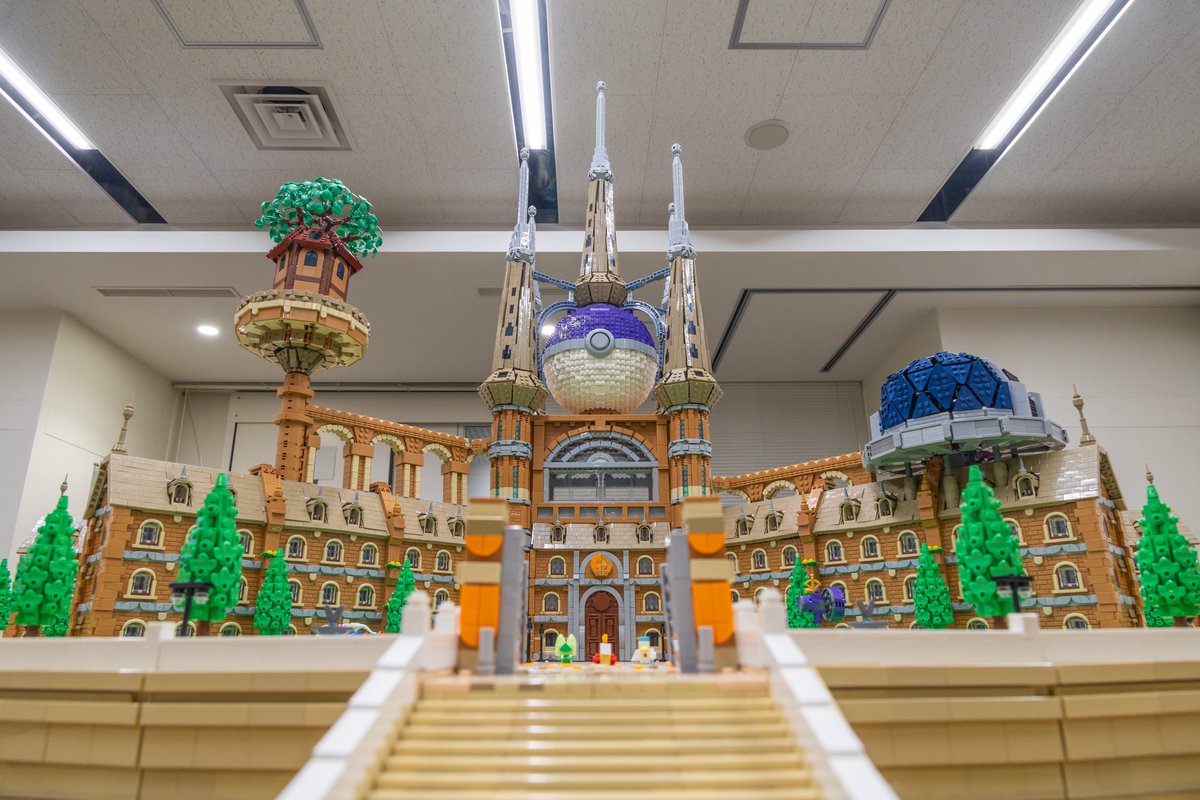 UTLC2007's tweet image. 「株式会社ポケモン」さんのご依頼で『ポケットモンスター スカーレット』に登場する学園「オレンジアカデミー」をレゴで制作しました！
設計に3ヶ月と組み立てに7日間をかけて、アカデミーの広大さと緻密さを両立しました
ポケモンたちもミニスケールながら頑張って表現しました
