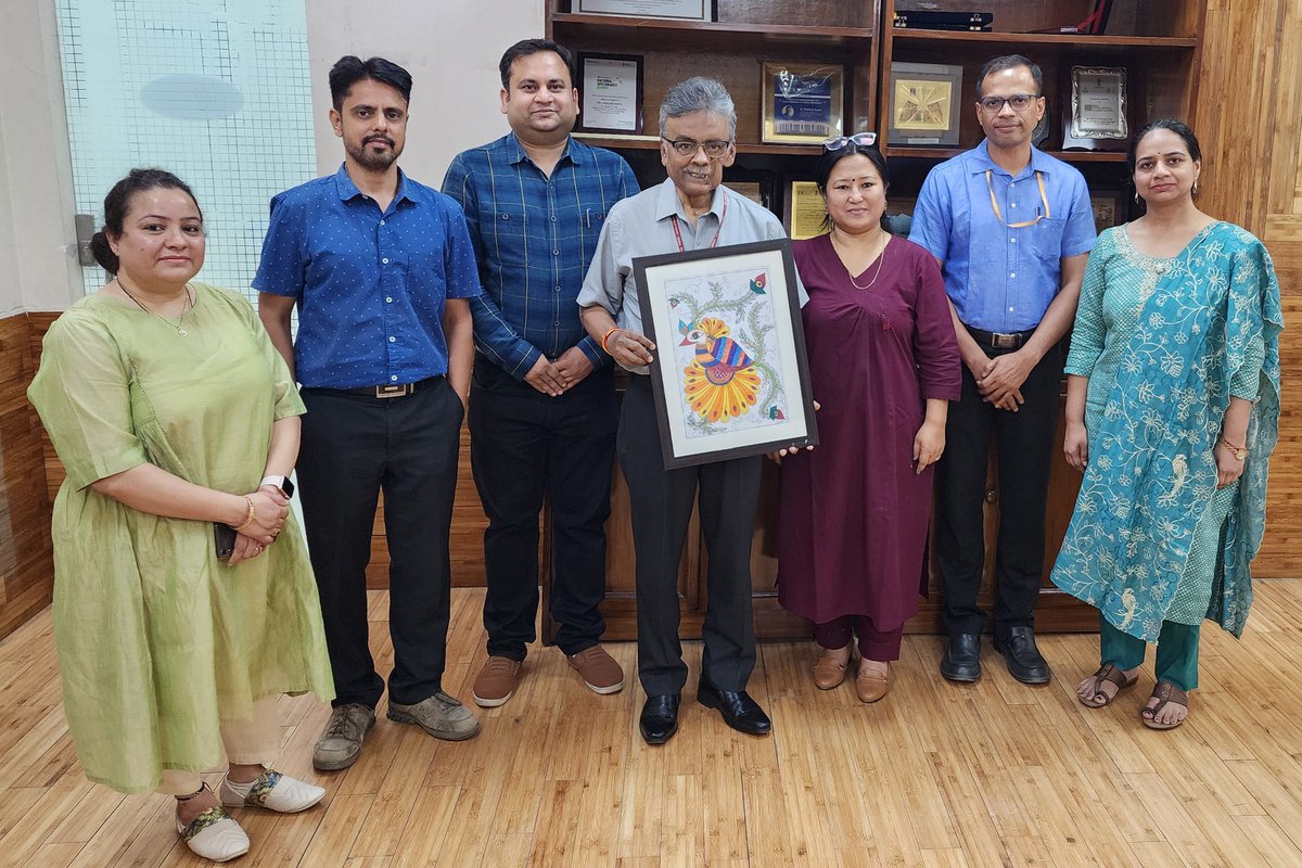 It was so refreshing spending some quality time over lunch with my colleagues from @IndiaDST Climate Change Program n PCPM Divisions. Delighted to receive a beautiful handmade madhubani painting prepared by a phyically challenged young girl.
@DrSusheelaNegi1 @Rabindra_DST