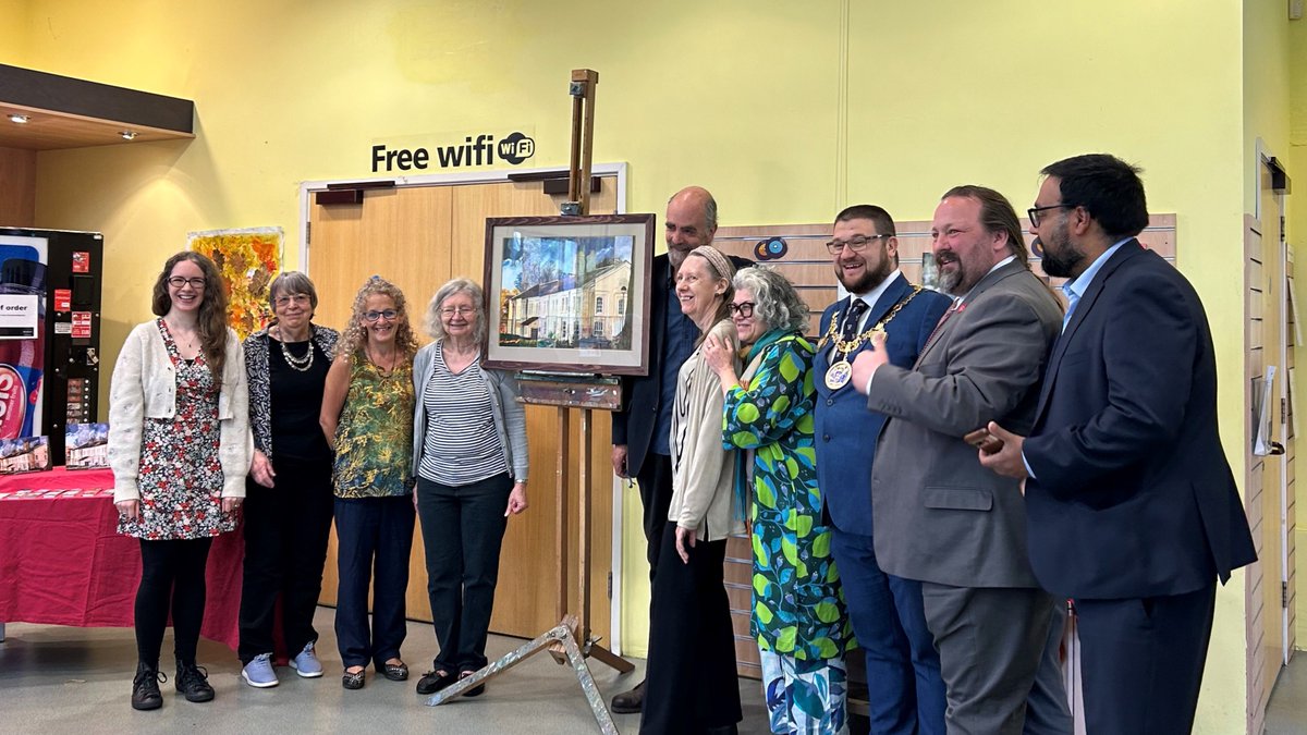 Yesterday (Tues, 28 May) Chatham library hosted an unveiling of a piece of collaborative artwork made by local artists 🧑‍🎨 It shows Chatham library & its immediate landscape, & they kindly donated it to the library 🙌 Find out more about our libraries: orlo.uk/DuRze
