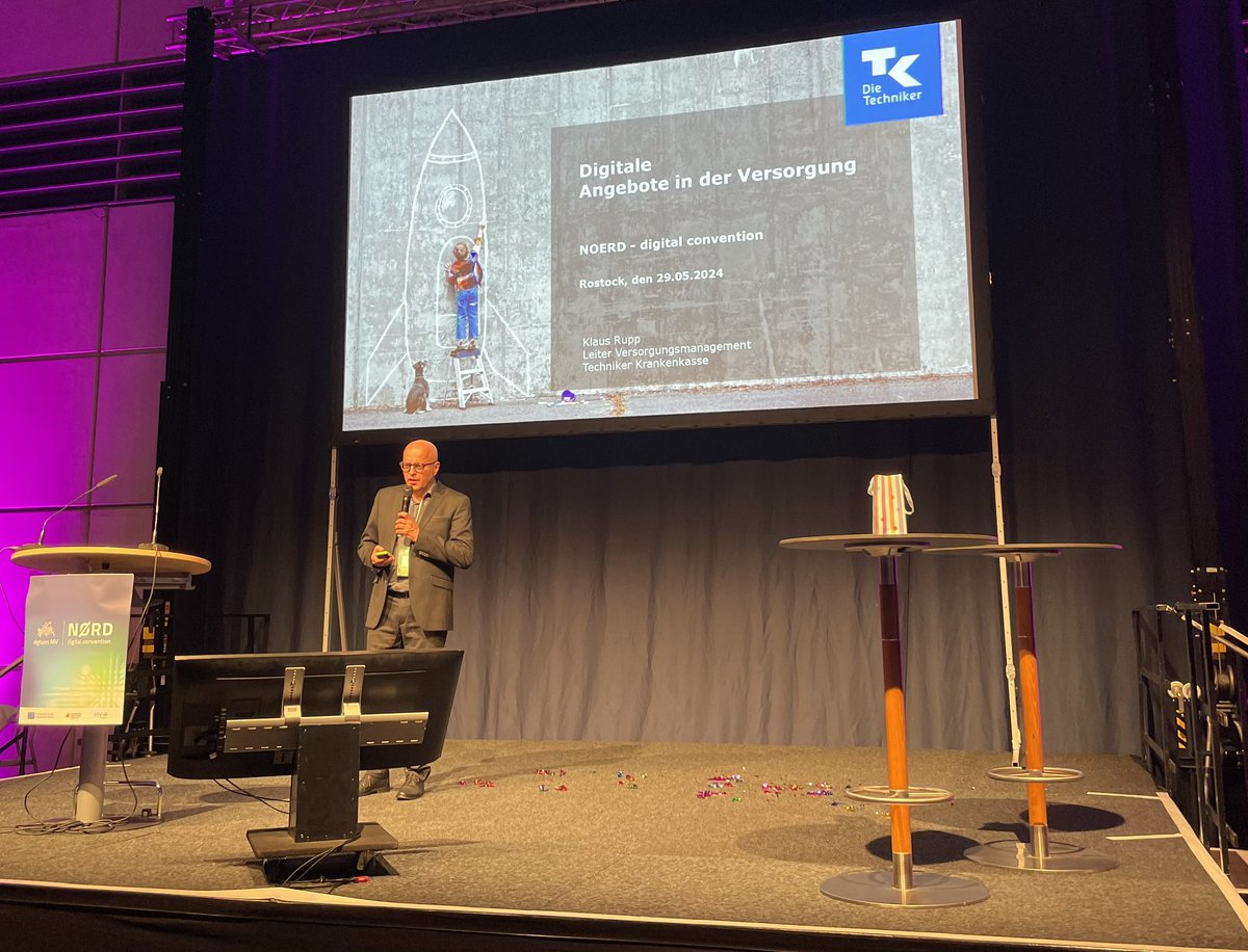 TKinMV's tweet photo. Unser Fachbereichsleiter Klaus Rupp betont in seiner Keynote zum Thema „Digitale Angebote in der Versorgung“, wie sich das Versorgungsmanagement im Zeitalter von #KI gestaltet.
#digitalesmv #mvtutgut #NOERD https://t.co/XNLryWMzFu