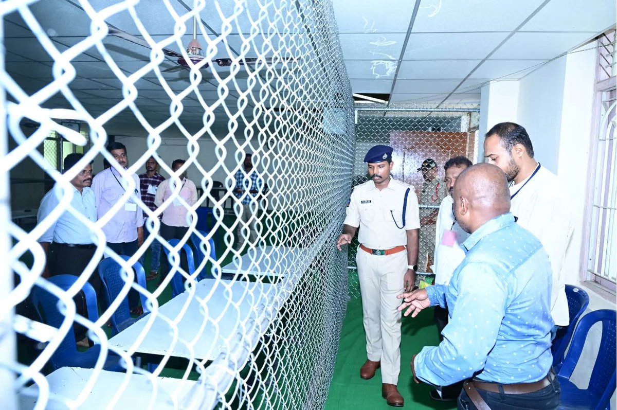 Chittoor SP visited the counting rooms of SVCET College and reviewed the conditions there. 

Safety is our priority and it is our duty to ensure a fair counting process - SP Sri V.N.Manikanta Chandolu, IPS. @APPOLICE100