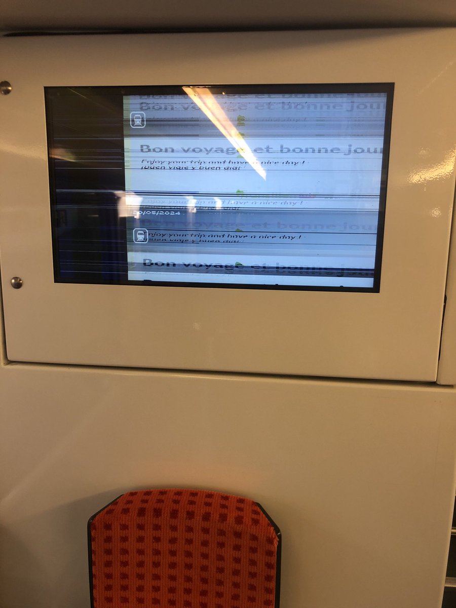 Bonjour @LIGNER_SNCF rame 007R extrémité à 2 niveaux étage inférieur l’écran a un problème